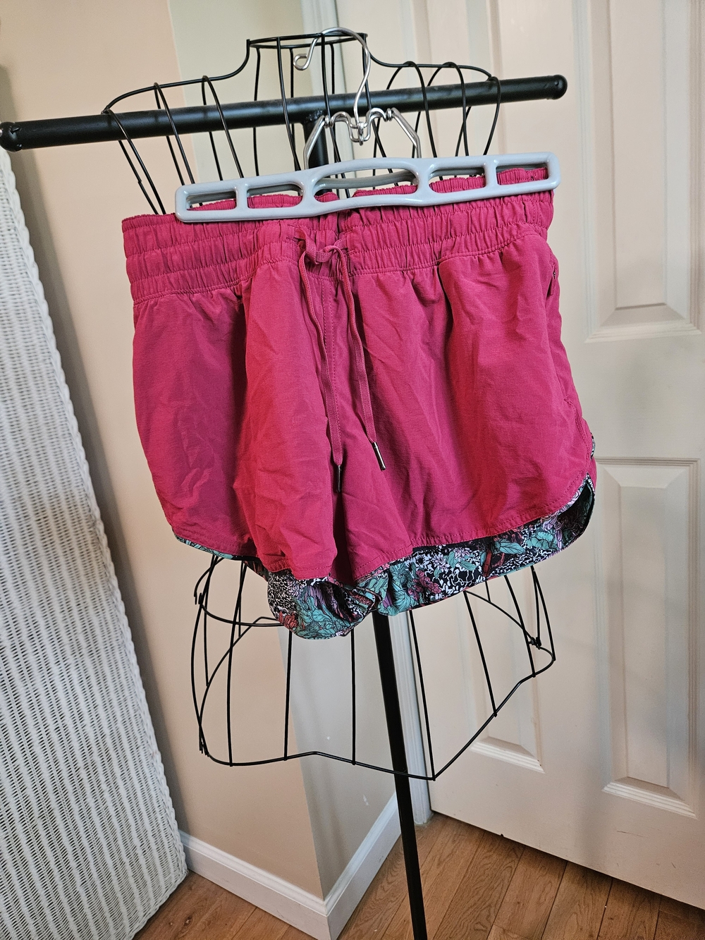 Lululemon Red Print Reversible  Shorts Size Small